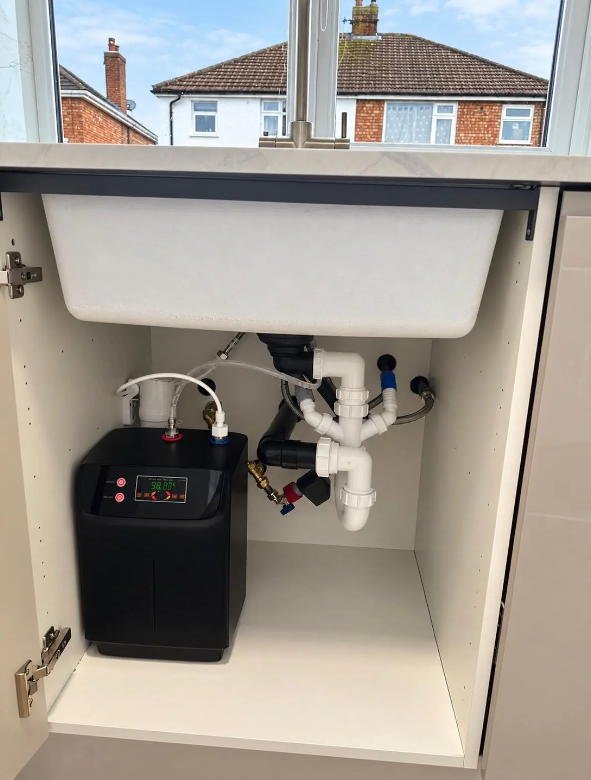 Boiling-water tap tank and new plumbing under the sink