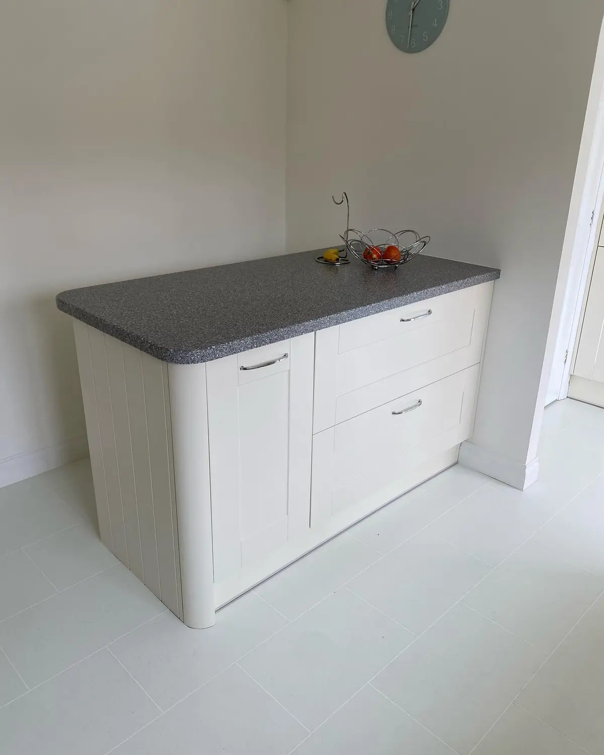 Cream shaker end unit with grey quartz worktop
