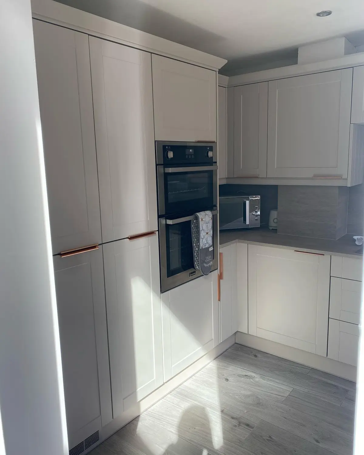 Tall light shaker housing with a double oven