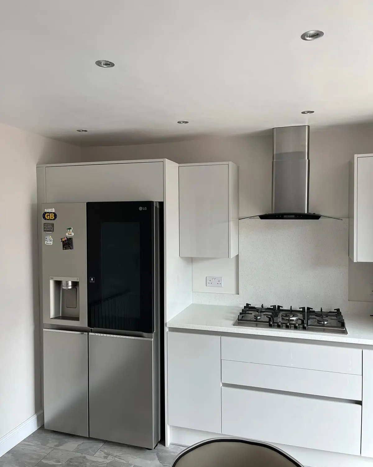 Handleless kitchen with American fridge-freezer and gas hob