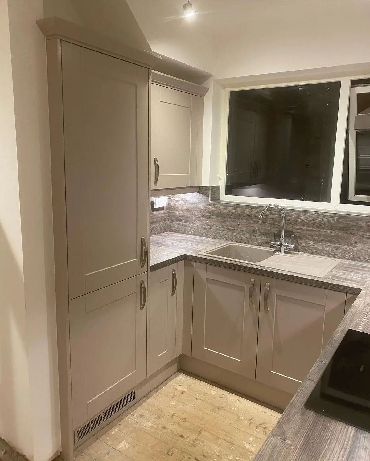Pebble shaker kitchen with tall housing and integrated oven