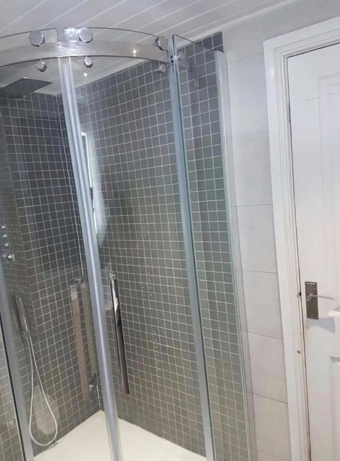 Curved sliding doors of the quadrant shower enclosure